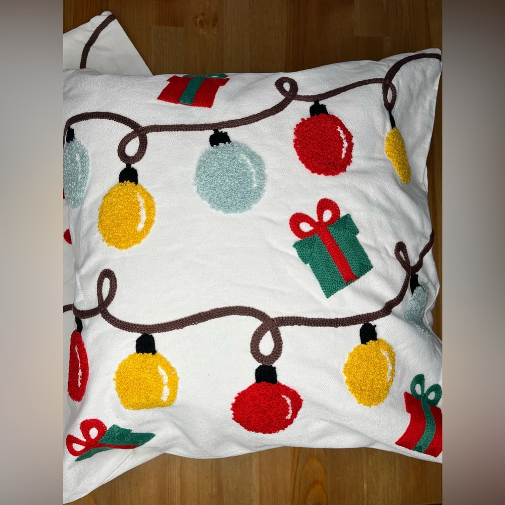 Festive Holiday Pillow Cases. Pillows not included. 1 set (2pcs). - Picture 2 of 10